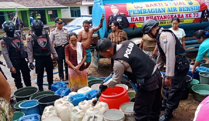  HUT POLRI KE 73, Polres Lumajang Bagi-bagi Air Bersih